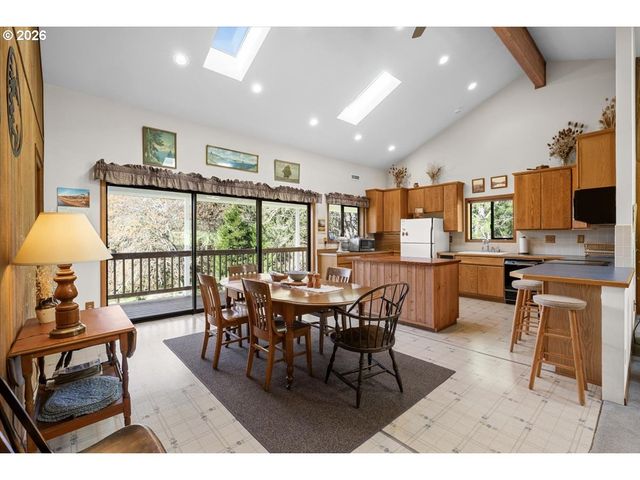 924 LOU GRAY Dr, Myrtle Creek, OR 97457