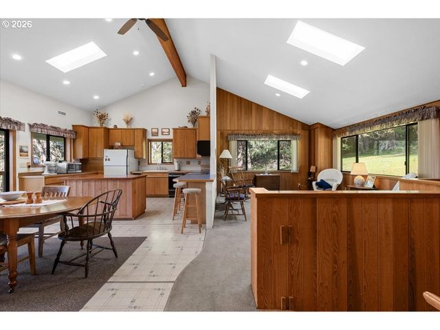 924 LOU GRAY Dr, Myrtle Creek, OR 97457