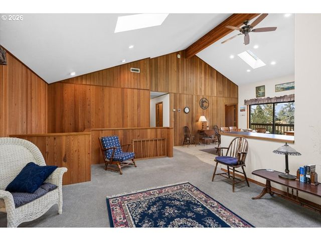 924 LOU GRAY Dr, Myrtle Creek, OR 97457