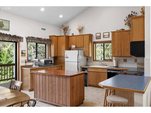 924 LOU GRAY Dr, Myrtle Creek, OR 97457