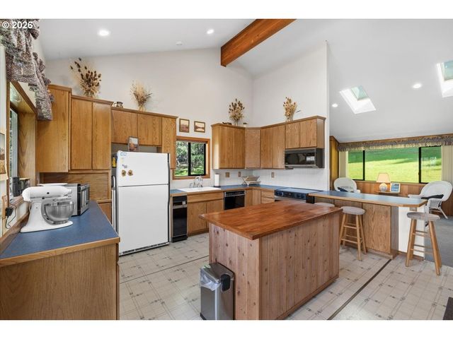 924 LOU GRAY Dr, Myrtle Creek, OR 97457