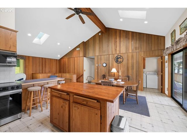 924 LOU GRAY Dr, Myrtle Creek, OR 97457