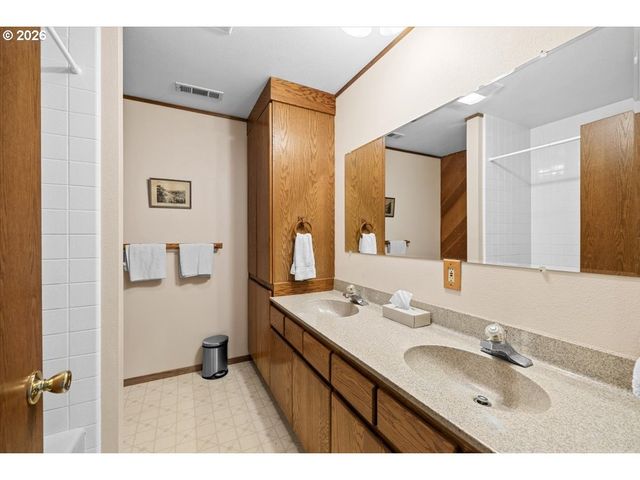 924 LOU GRAY Dr, Myrtle Creek, OR 97457