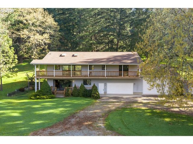 924 LOU GRAY Dr, Myrtle Creek, OR 97457