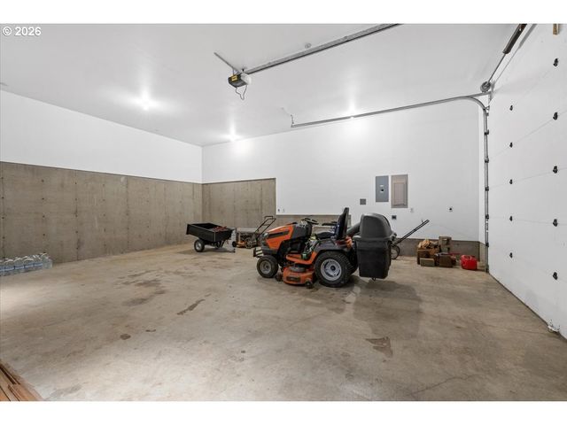 924 LOU GRAY Dr, Myrtle Creek, OR 97457