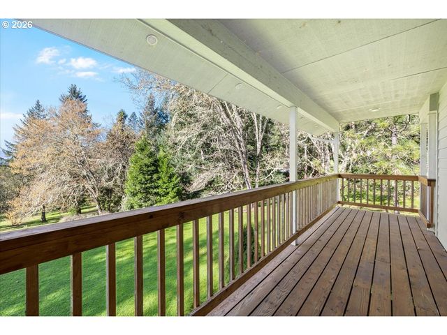 924 LOU GRAY Dr, Myrtle Creek, OR 97457