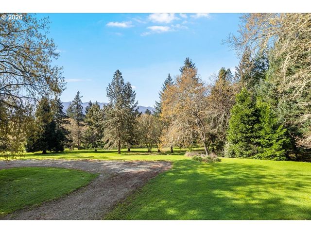 924 LOU GRAY Dr, Myrtle Creek, OR 97457