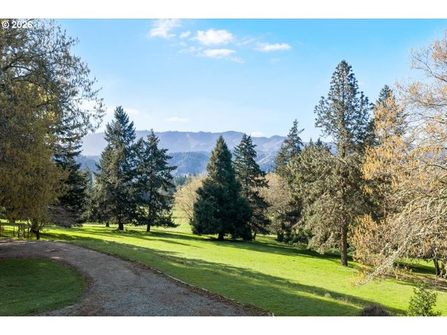 924 LOU GRAY Dr, Myrtle Creek, OR 97457