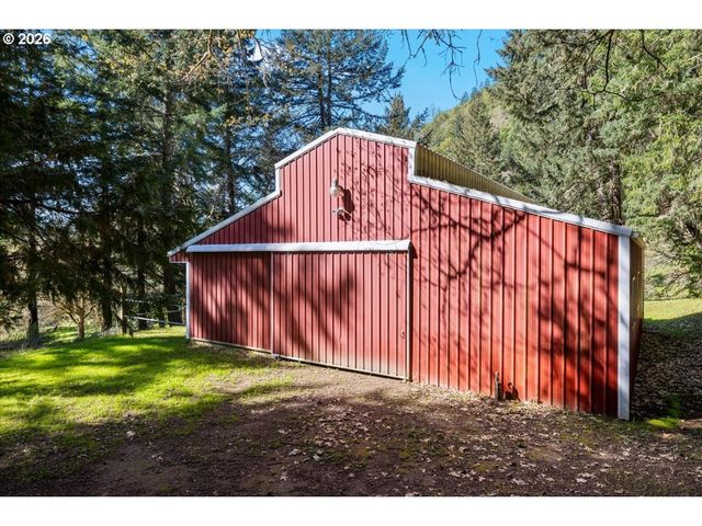 924 LOU GRAY Dr, Myrtle Creek, OR 97457