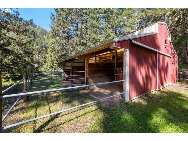 924 LOU GRAY Dr, Myrtle Creek, OR 97457