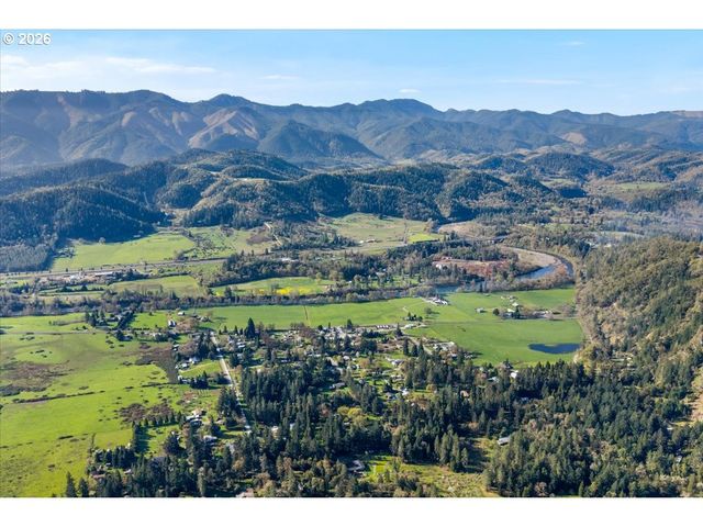 924 LOU GRAY Dr, Myrtle Creek, OR 97457