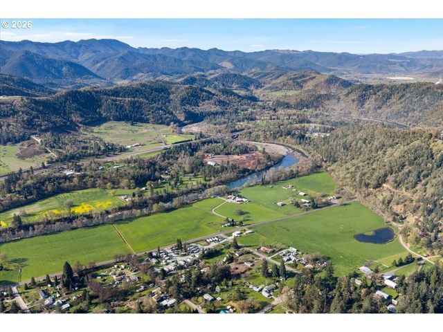 924 LOU GRAY Dr, Myrtle Creek, OR 97457