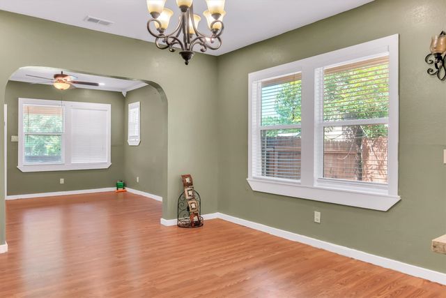 1315 E ARLINGTON Avenue, Fort Worth, TX 76104