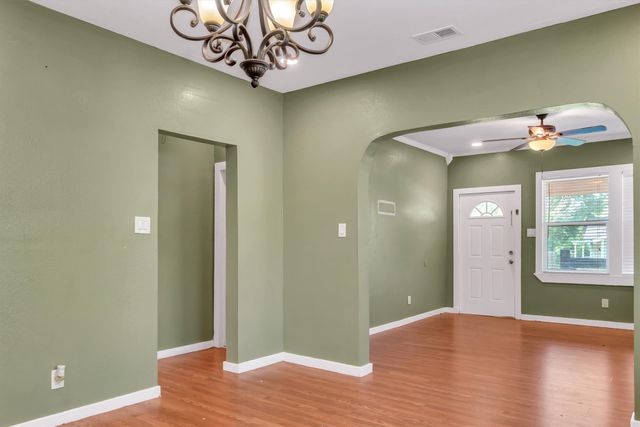 1315 E ARLINGTON Avenue, Fort Worth, TX 76104