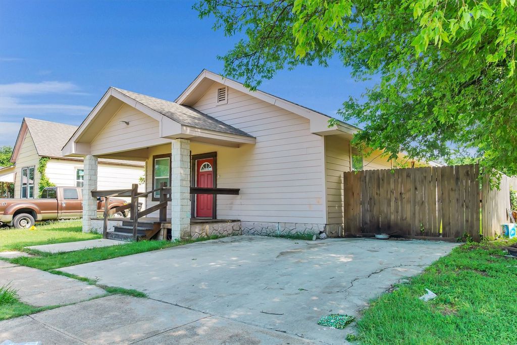 1315 E ARLINGTON Avenue, Fort Worth, TX 76104