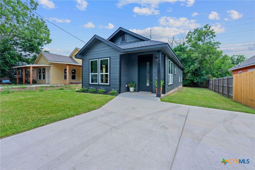 738 Chihuahua Street, Lockhart, TX 78644