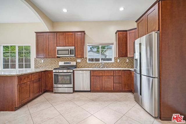 17550 Collins Street, Encino (los Angeles), CA 91316