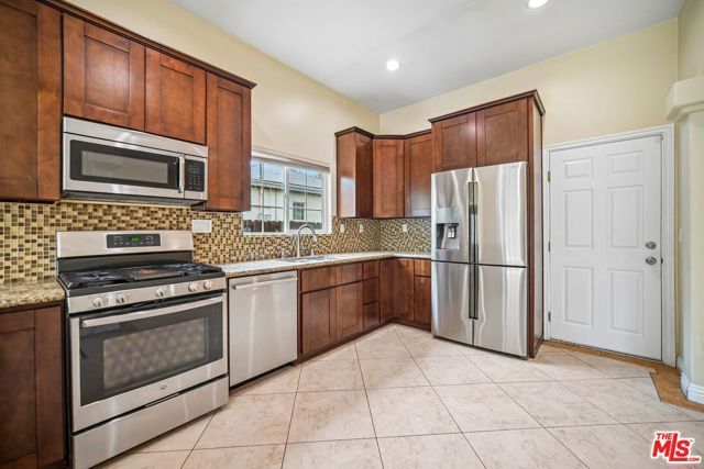17550 Collins Street, Encino (los Angeles), CA 91316