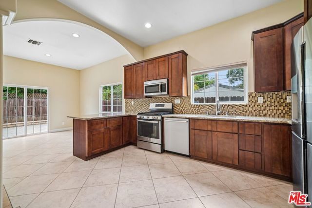 17550 Collins Street, Encino (los Angeles), CA 91316