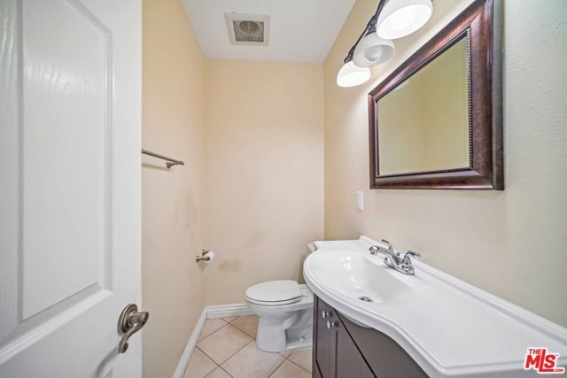 17550 Collins Street, Encino (los Angeles), CA 91316