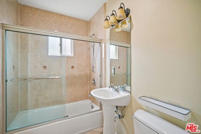 17550 Collins Street, Encino (los Angeles), CA 91316