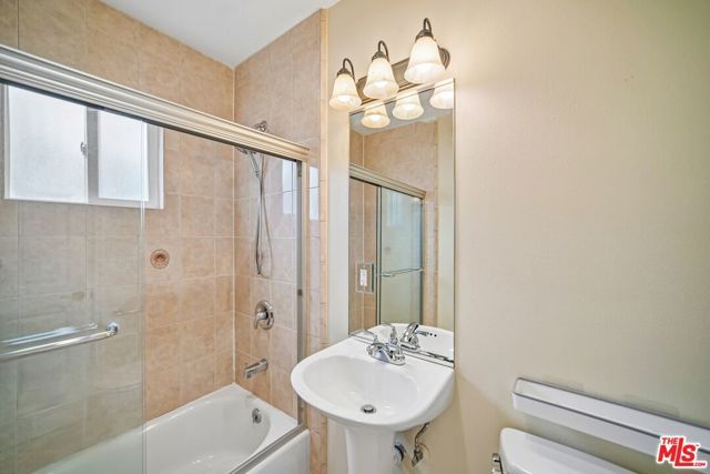 17550 Collins Street, Encino (los Angeles), CA 91316