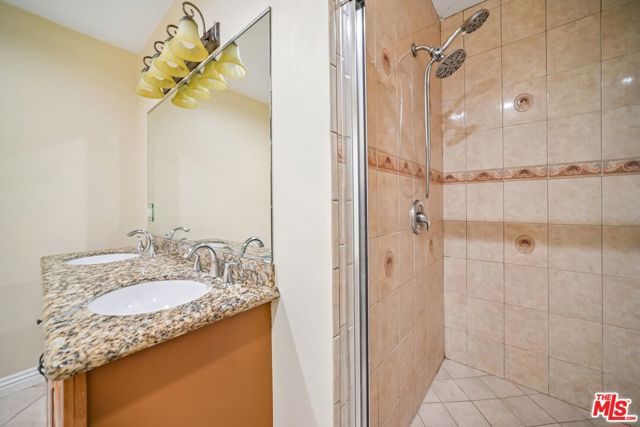 17550 Collins Street, Encino (los Angeles), CA 91316