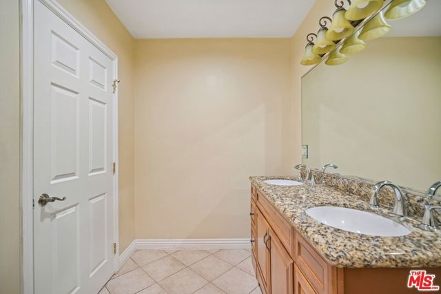 17550 Collins Street, Encino (los Angeles), CA 91316