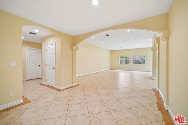 17550 Collins Street, Encino (los Angeles), CA 91316