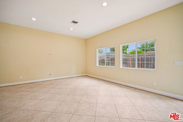 17550 Collins Street, Encino (los Angeles), CA 91316