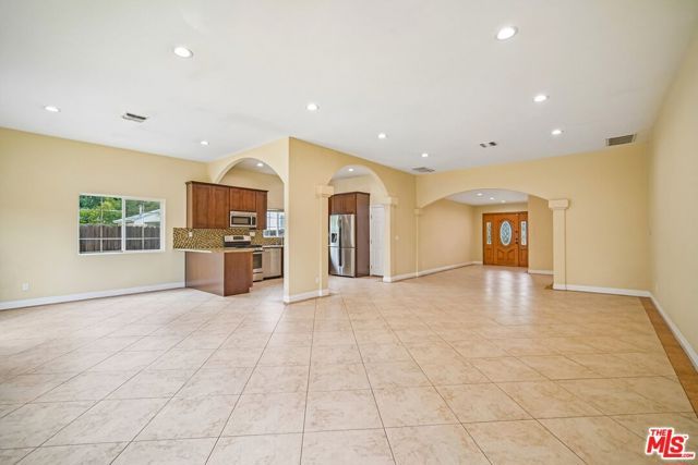 17550 Collins Street, Encino (los Angeles), CA 91316