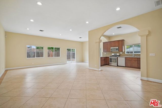 17550 Collins Street, Encino (los Angeles), CA 91316