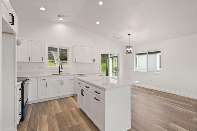 221 Christopher Way, Talent, OR 97540