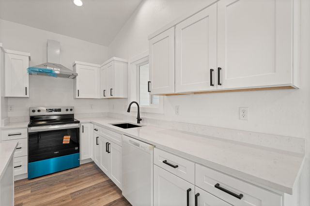 221 Christopher Way, Talent, OR 97540