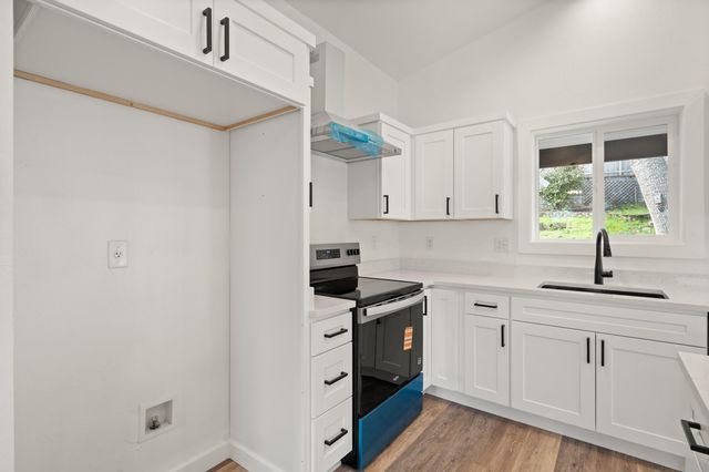 221 Christopher Way, Talent, OR 97540