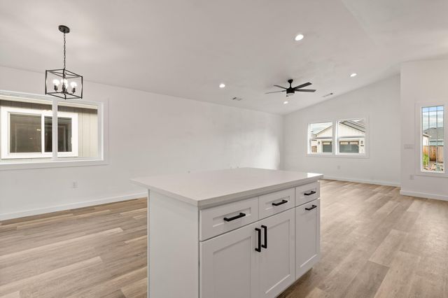 221 Christopher Way, Talent, OR 97540