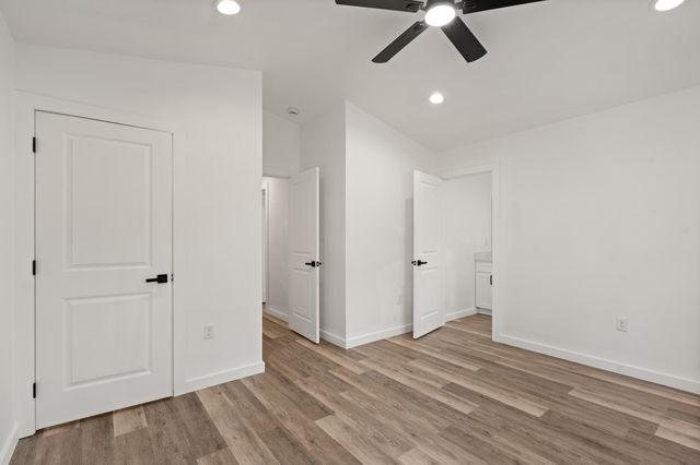 221 Christopher Way, Talent, OR 97540