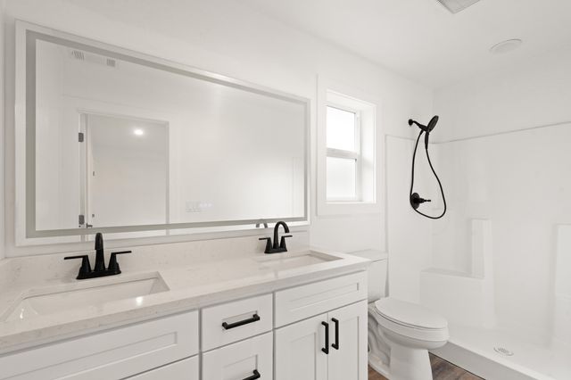 221 Christopher Way, Talent, OR 97540