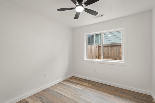 221 Christopher Way, Talent, OR 97540