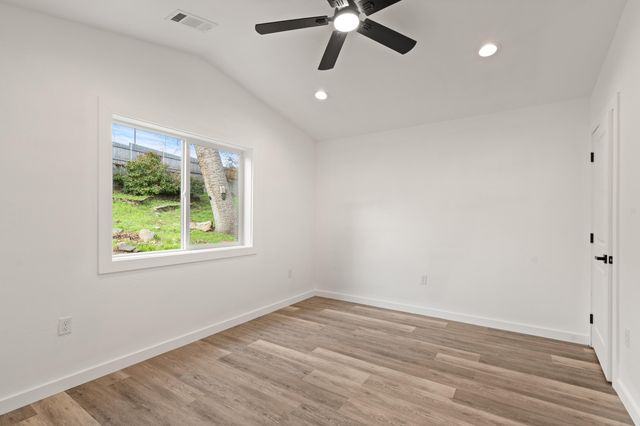 221 Christopher Way, Talent, OR 97540