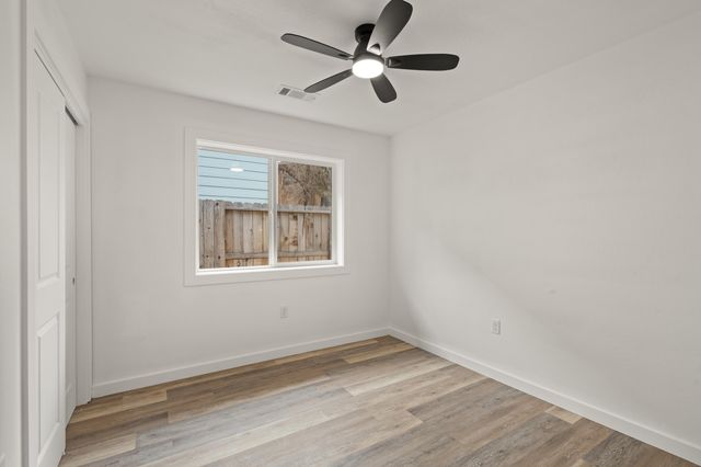 221 Christopher Way, Talent, OR 97540