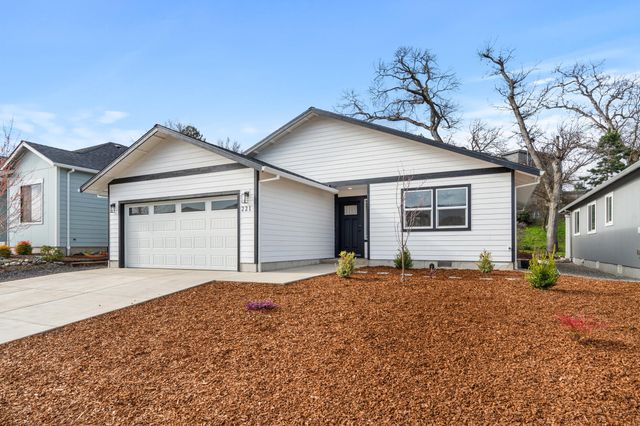 221 Christopher Way, Talent, OR 97540