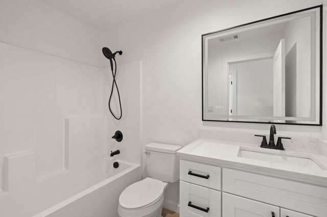 221 Christopher Way, Talent, OR 97540