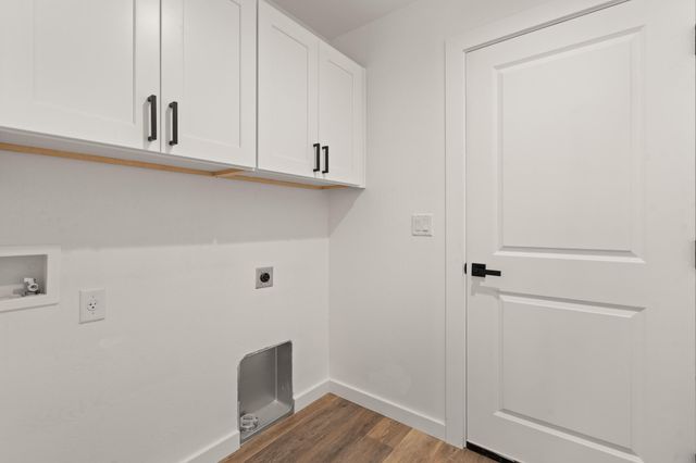 221 Christopher Way, Talent, OR 97540