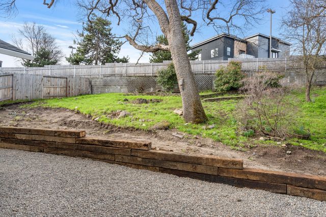 221 Christopher Way, Talent, OR 97540