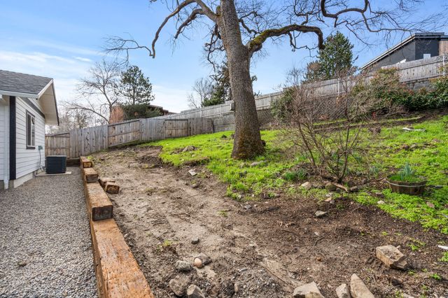 221 Christopher Way, Talent, OR 97540