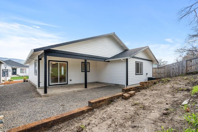 221 Christopher Way, Talent, OR 97540