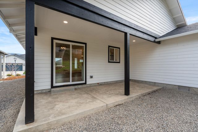 221 Christopher Way, Talent, OR 97540