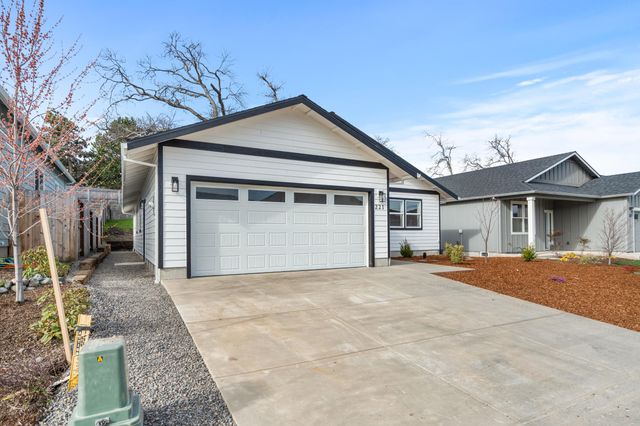 221 Christopher Way, Talent, OR 97540