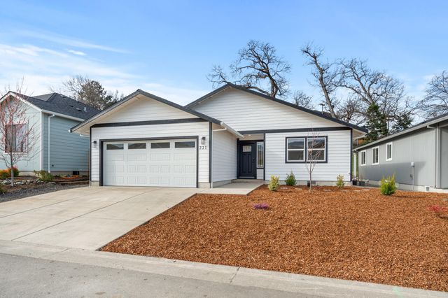 221 Christopher Way, Talent, OR 97540